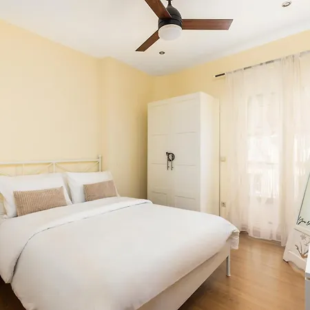 Elegant Center Apartment